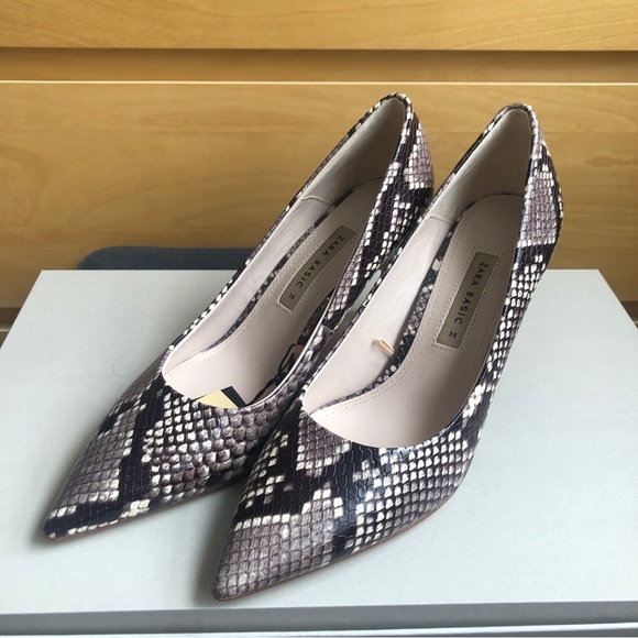 Snake print leather pumps. - Picture 5 of 10